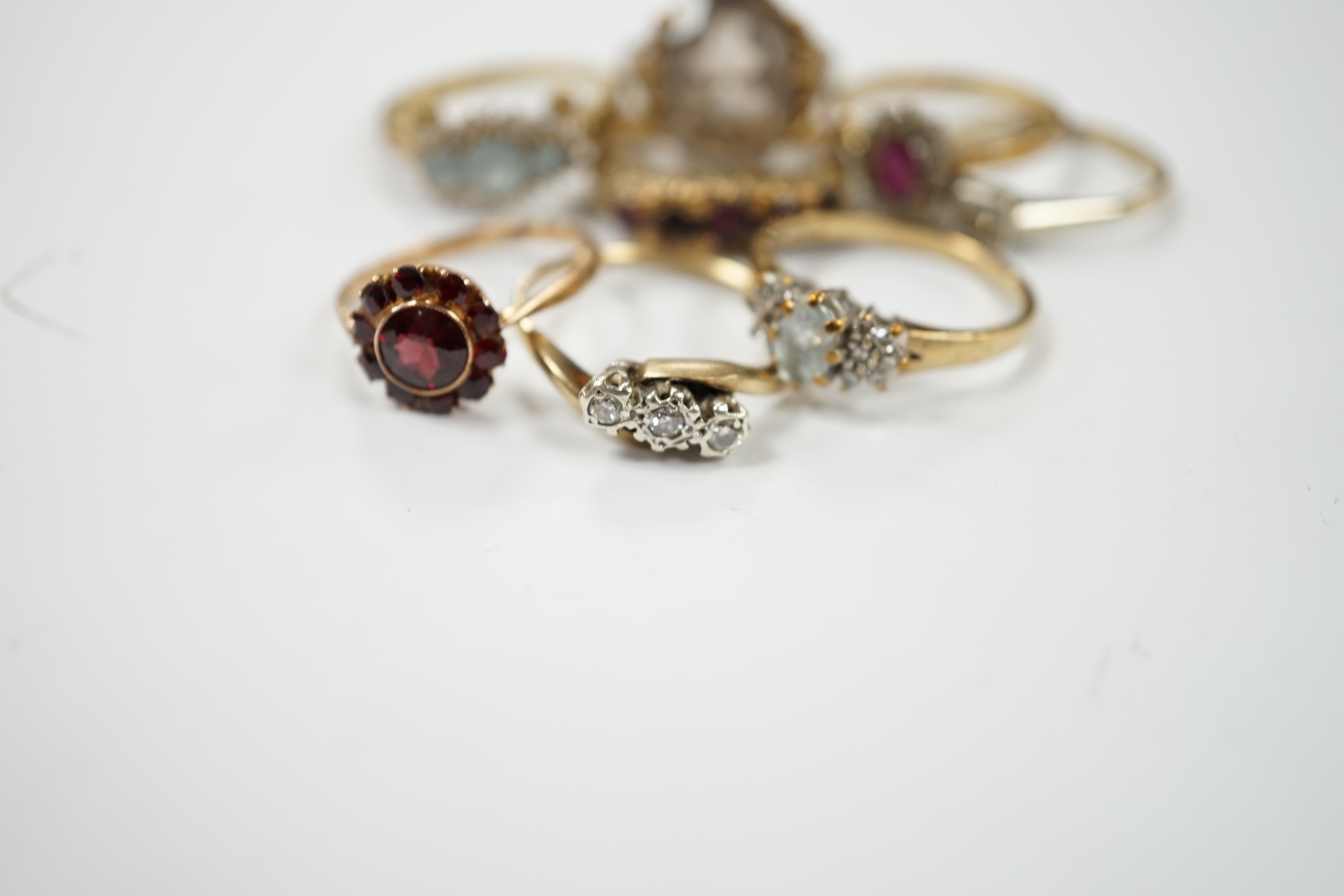 Eight assorted mainly modern 9ct gold and gem set dress rings, including diamond and garnet, 19.5 grams.